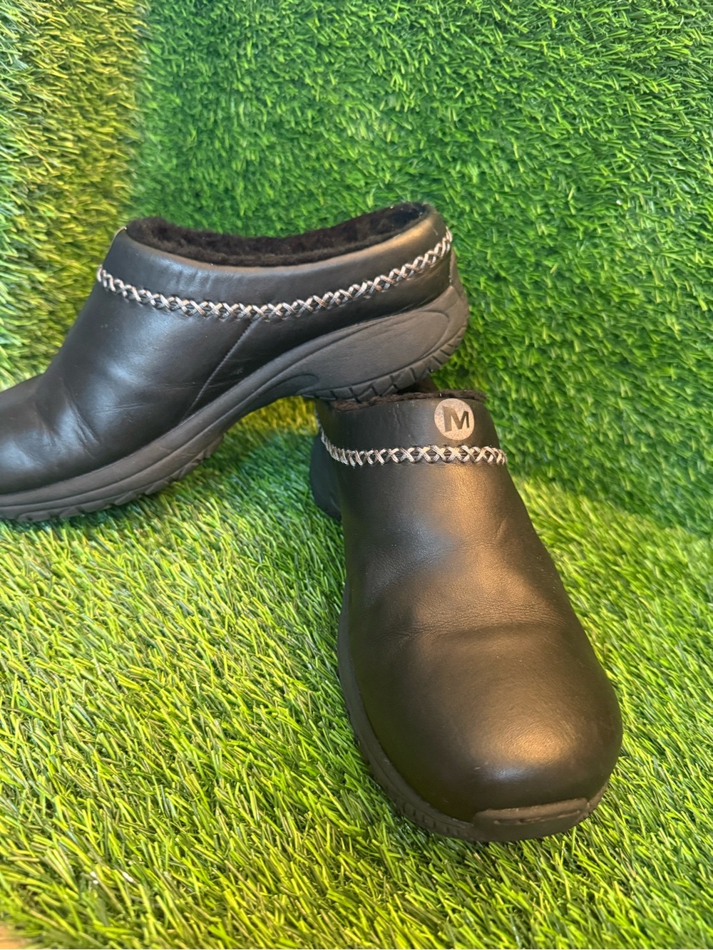 Merrell Women’s Black leather Slip-On Clog with Faux Fur lining size 9